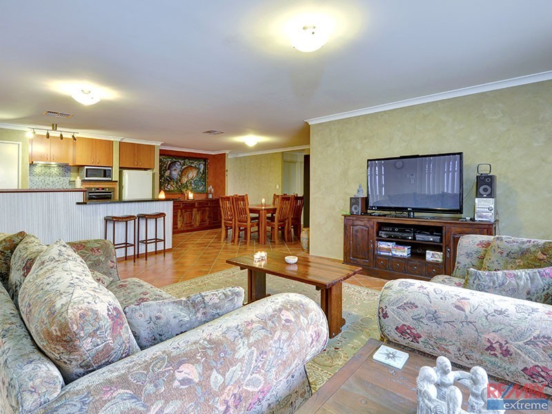 17 Kensington Way, Pearsall WA 6065