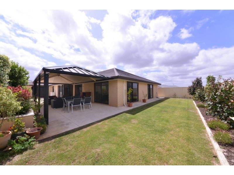 5 Alandale Bend*, Banksia Grove WA 6031