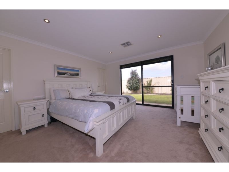 5 Alandale Bend*, Banksia Grove WA 6031