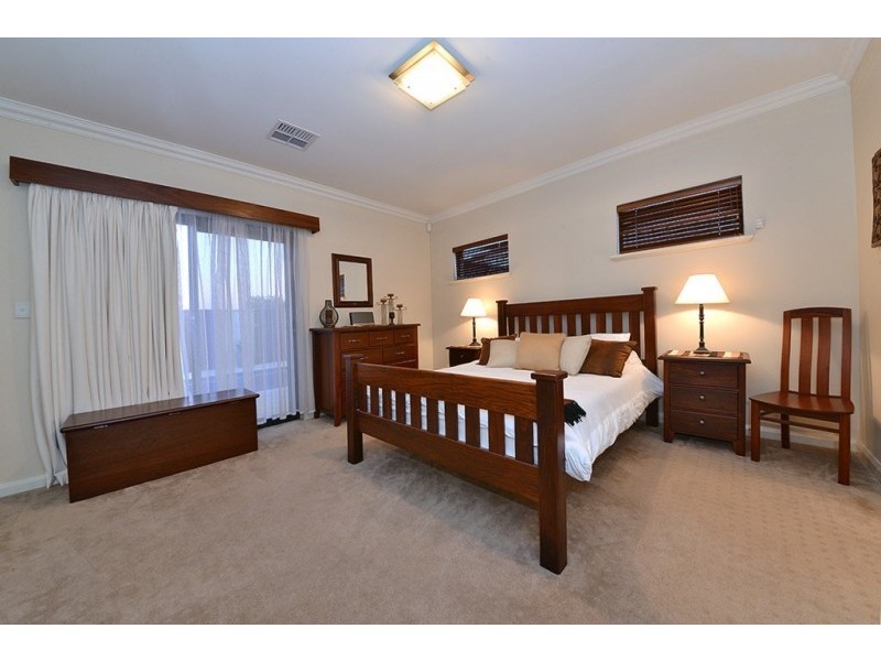 52 Crosthwait Circle, Tapping WA 6065