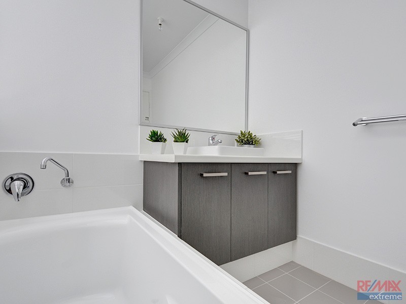 125 Joseph Banks Blvd, Banksia Grove WA 6031