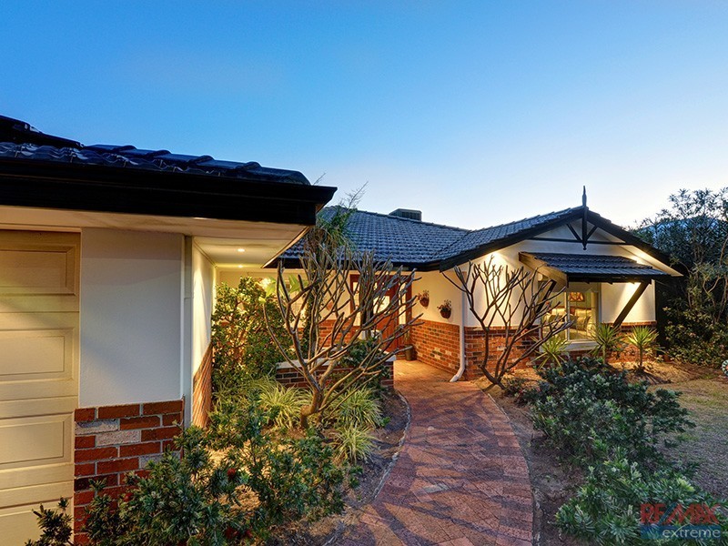 48 Golf Links Drive, Carramar WA 6031