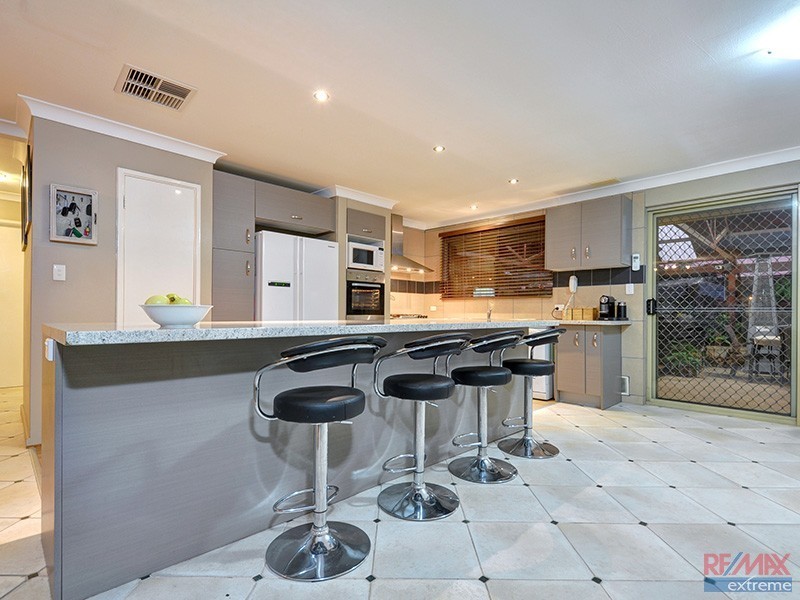 6 Woodlands Grove, Hocking WA 6065