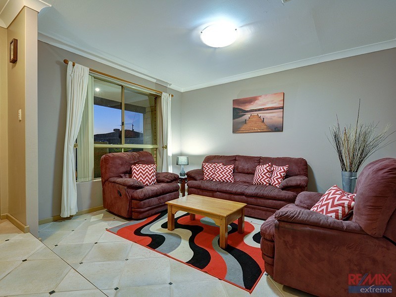 6 Woodlands Grove, Hocking WA 6065