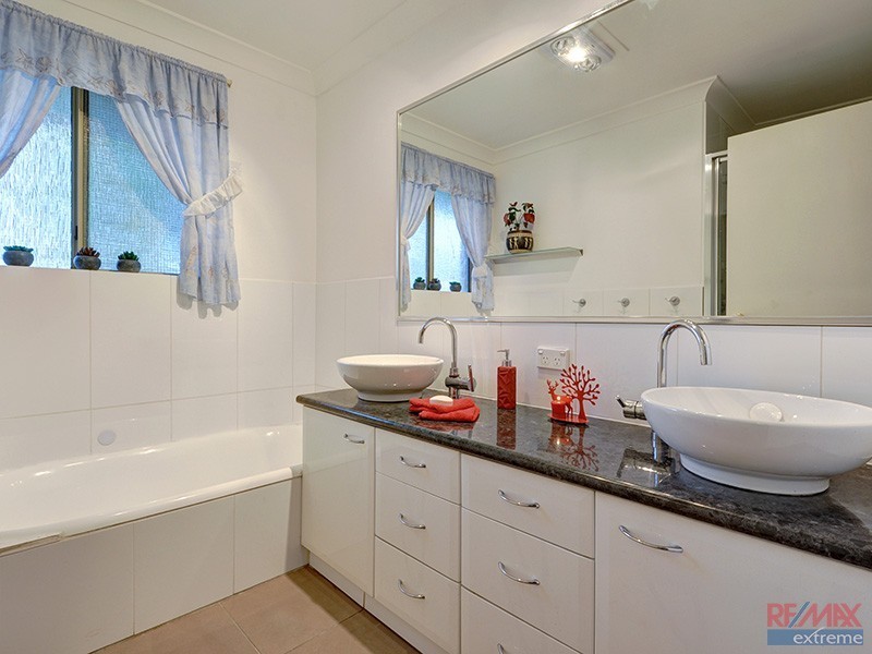 6 Woodlands Grove, Hocking WA 6065