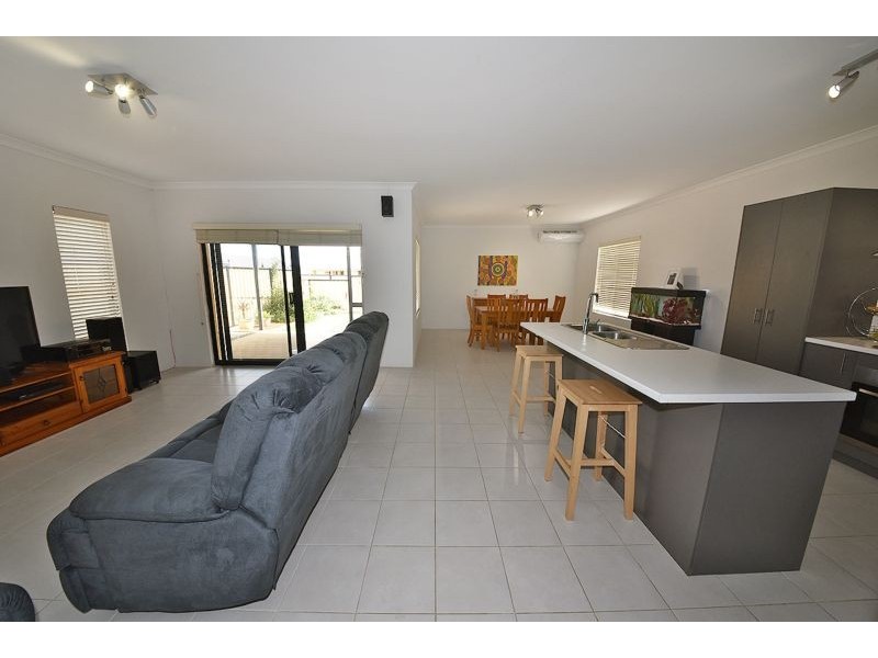 6 Ripplevale Circle, Carramar WA 6031