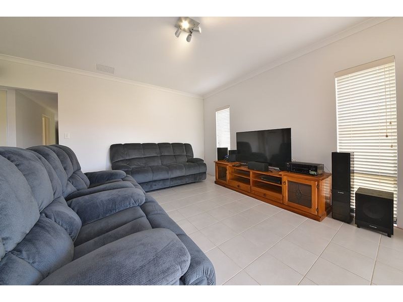 6 Ripplevale Circle, Carramar WA 6031