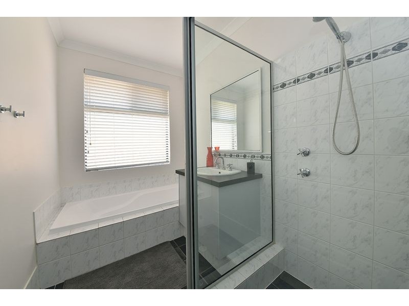 6 Ripplevale Circle, Carramar WA 6031