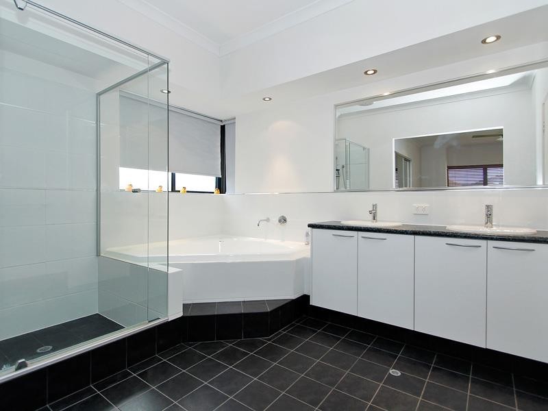 22 St Lucia Road, Iluka WA 6028