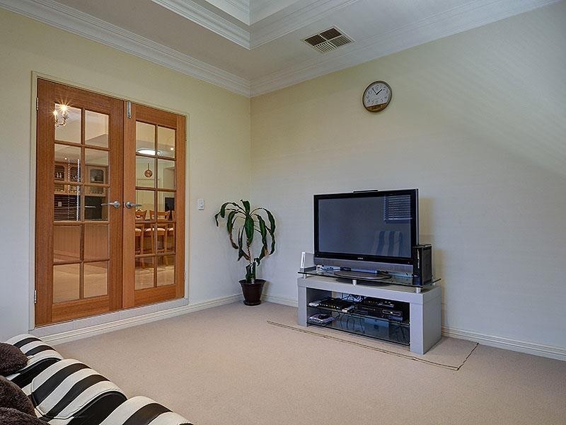 57 Kentucky Blvd, Hocking WA 6065