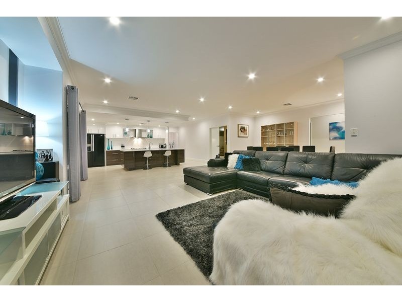 9 Fuchsia Street, Carramar WA 6031