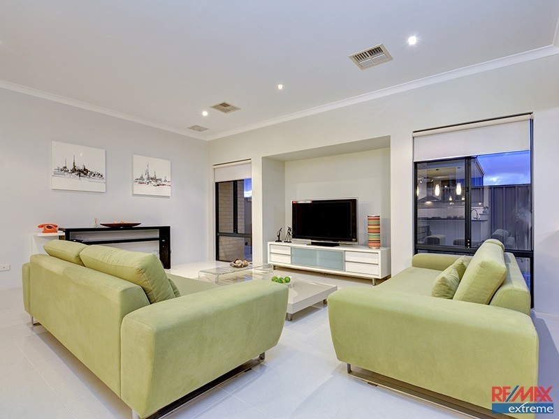 9 St Louis Avenue, Hocking WA 6065