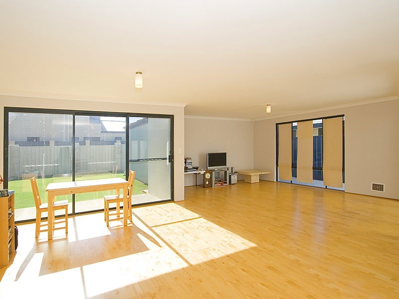 8 Seaspray Crescent, Jindalee WA 6036