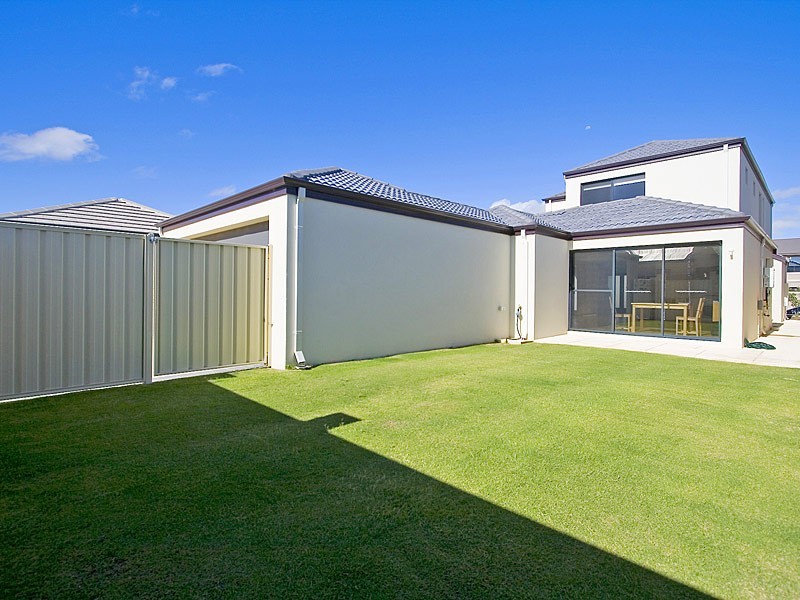 8 Seaspray Crescent, Jindalee WA 6036