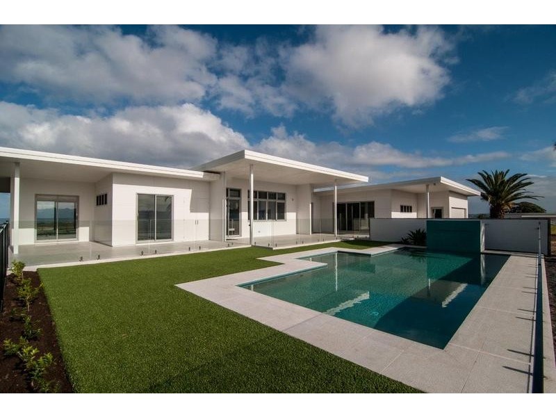 8 Owenia Way, Broken Head NSW 2481