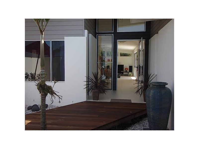 1 Honeysuckle, Suffolk Park NSW 2481