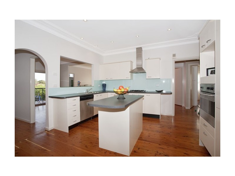 15 Grandview Cres, Lugarno NSW 2210