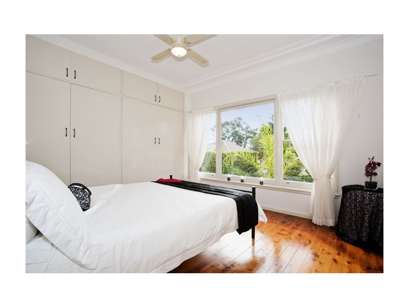 15 Grandview Cres, Lugarno NSW 2210