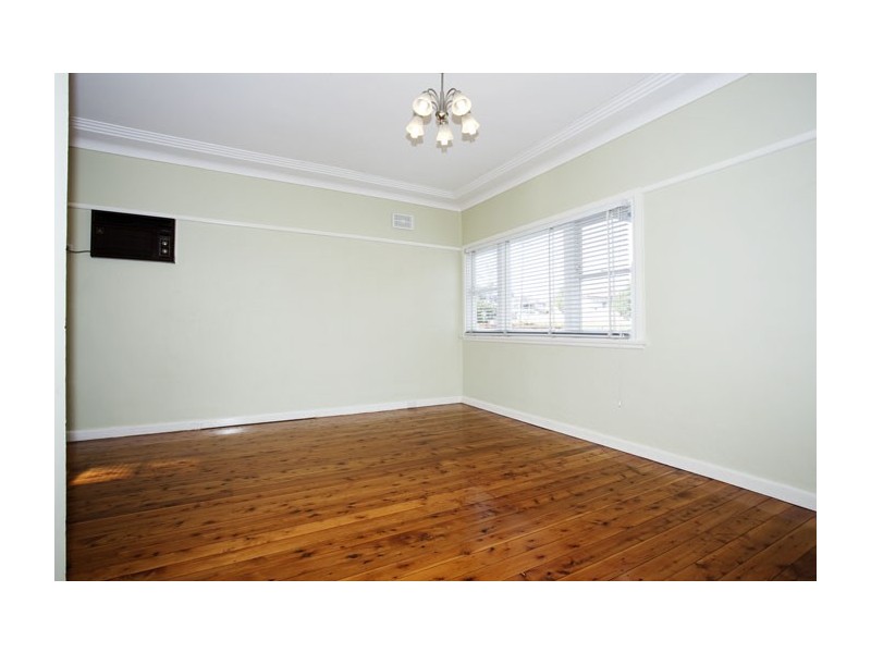 5 Eva St, Roselands NSW 2196