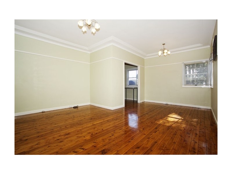 5 Eva St, Roselands NSW 2196