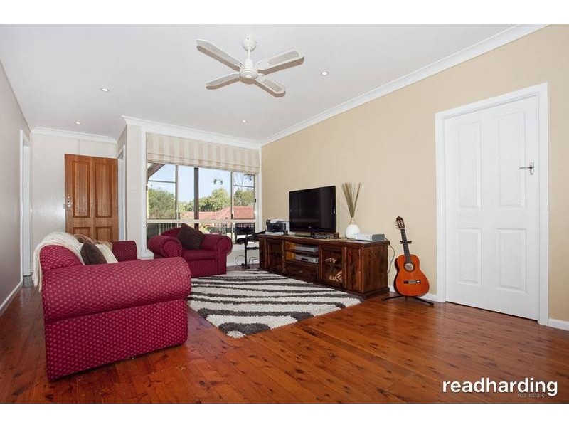 11 Grandview Cres, Lugarno NSW 2210