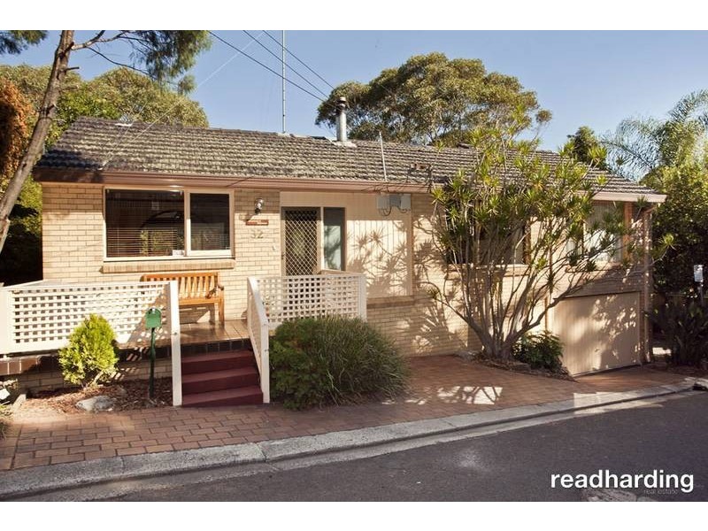 32 Robyn Street ( Entry via 32 Kara Lane ), Peakhurst Heights NSW 2210