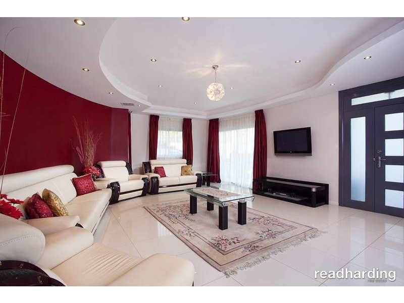 5 Tea Tree Pl, Lugarno NSW 2210