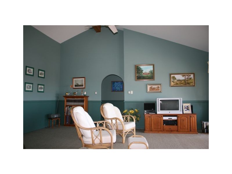 10 Silver Birch Close, Caves Beach NSW 2281