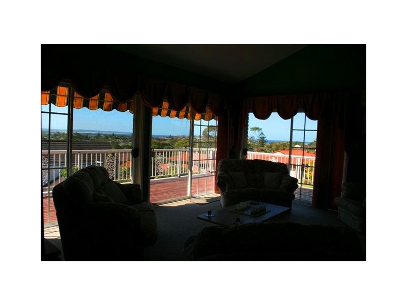 10 Silver Birch Close, Caves Beach NSW 2281