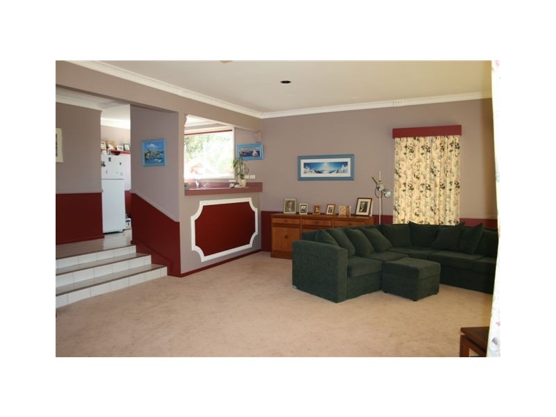 10 Silver Birch Close, Caves Beach NSW 2281