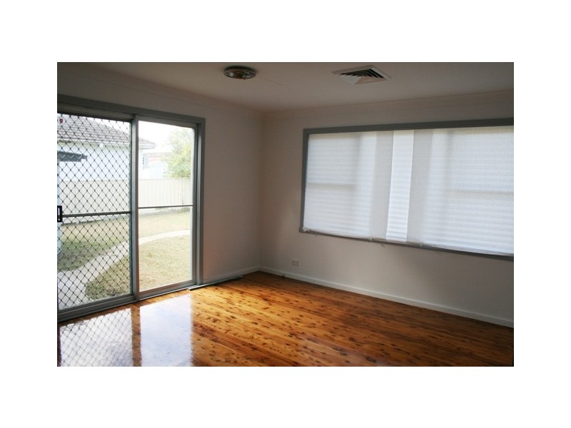 8 Yorston Street, Warners Bay NSW 2282