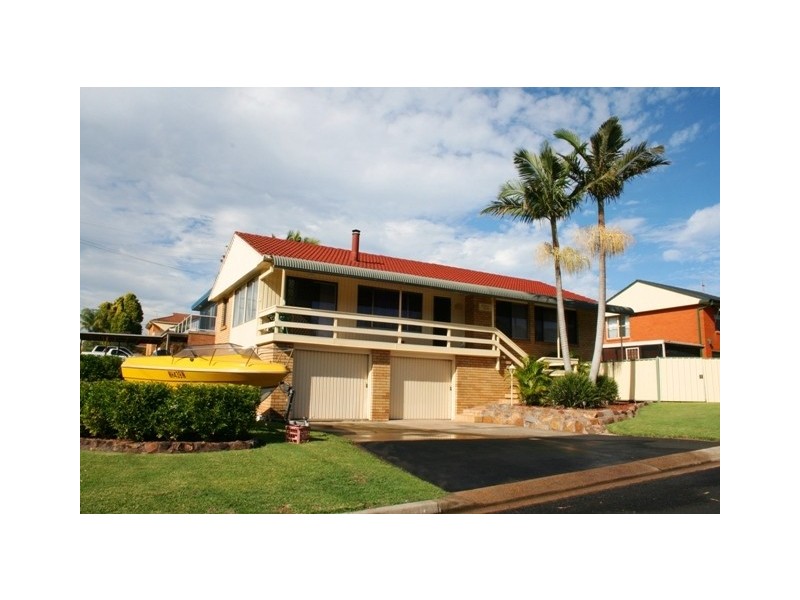 2 Macquarie Grove, Caves Beach NSW 2281