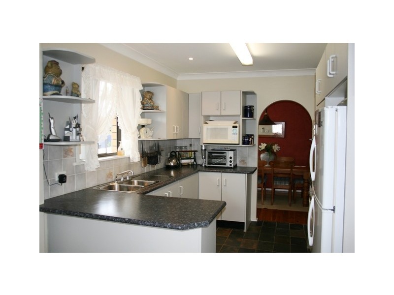 2 Macquarie Grove, Caves Beach NSW 2281