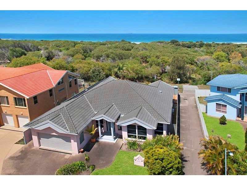 2 Brigantine Place, Caves Beach NSW 2281
