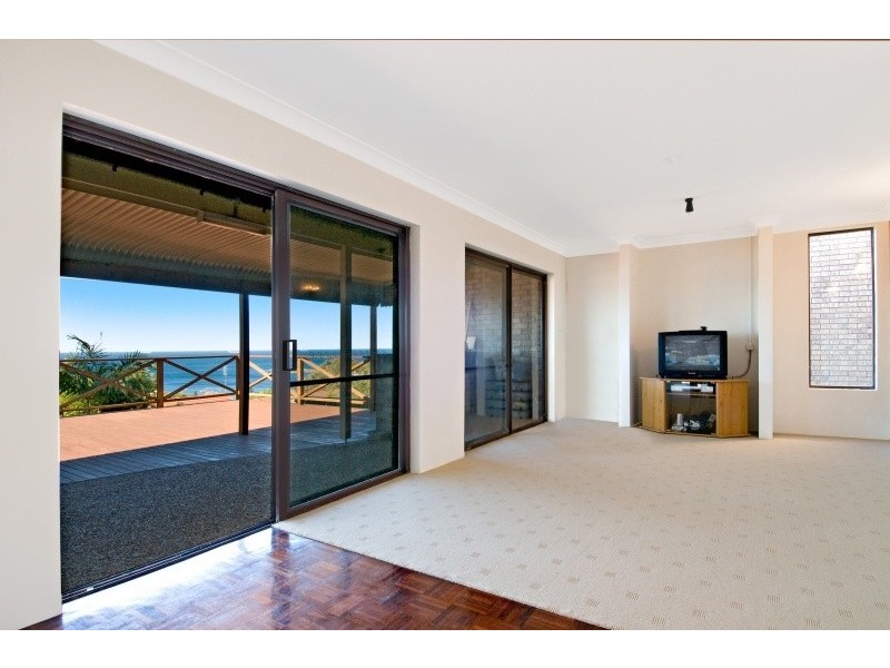 54 Scenic Drive, Caves Beach NSW 2281