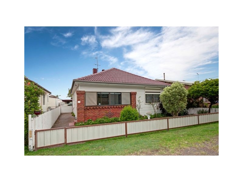 8 Park Parade, Blacksmiths NSW 2281