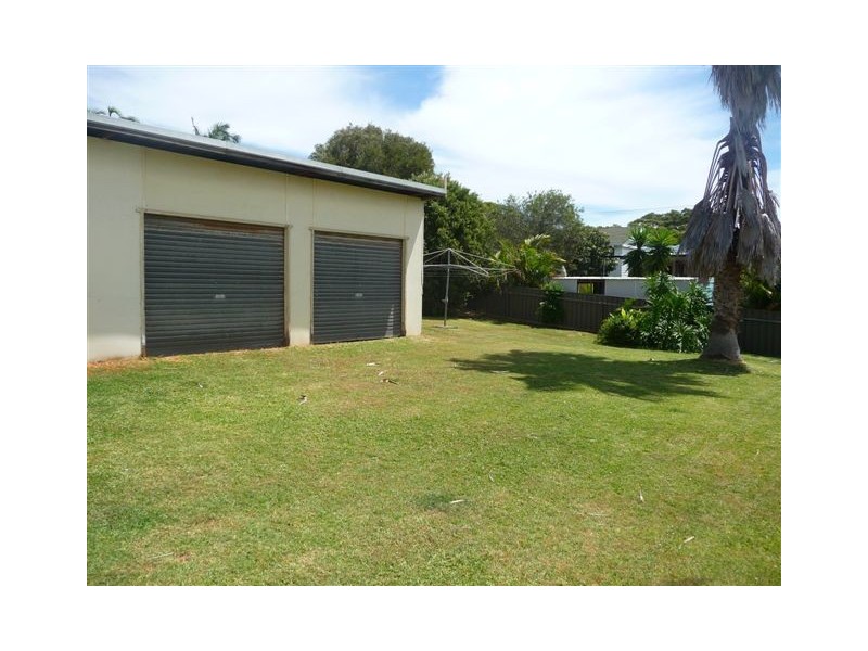 121 Macquarie Grove, Caves Beach NSW 2281