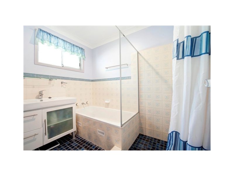 15 Halcyon Street, Mannering Park NSW 2259