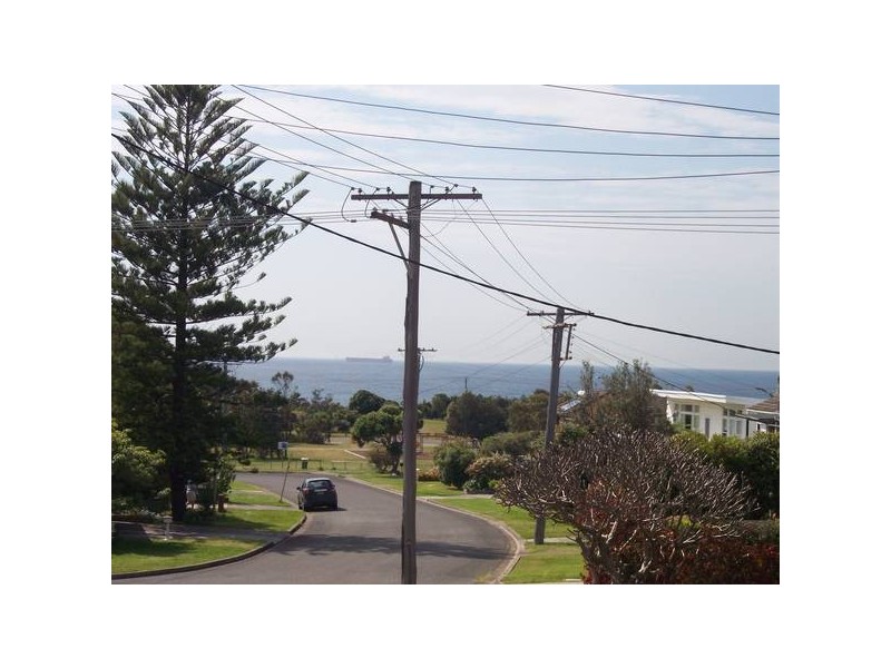 79 Macquarie Gr, Caves Beach NSW 2281