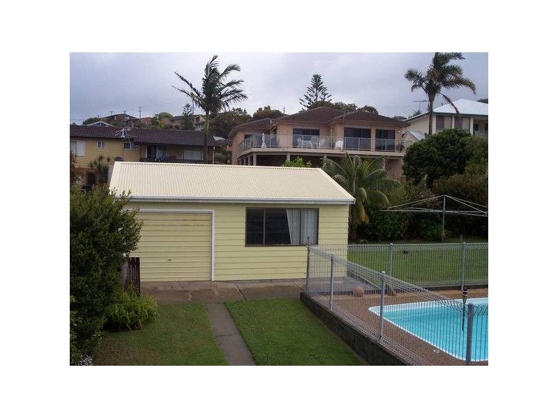 79 Macquarie Gr, Caves Beach NSW 2281
