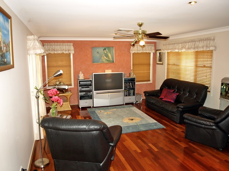 50 Glengarry Dr, Glenmore Park NSW 2745