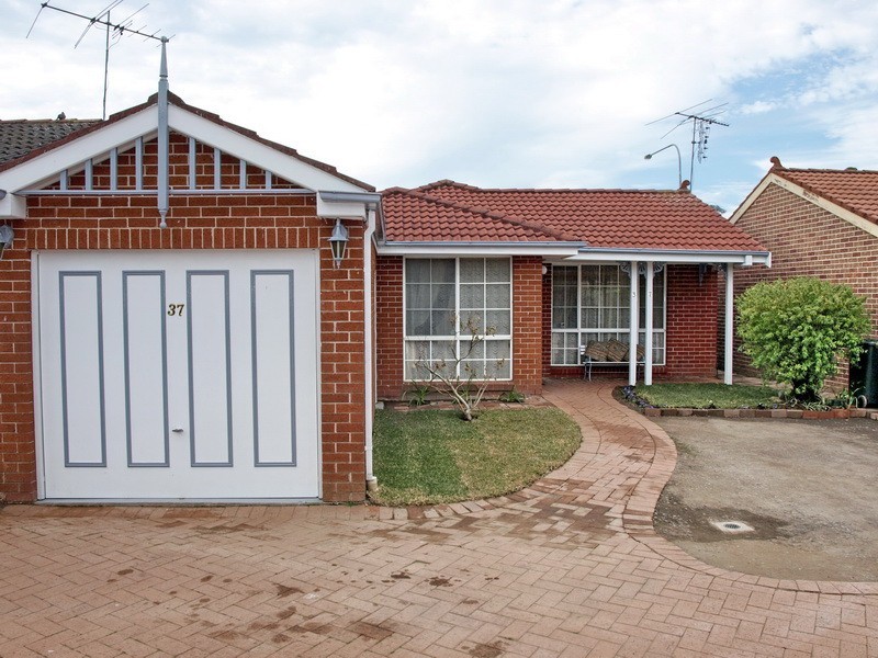 37 Unicombe Cr, Oakhurst NSW 2761