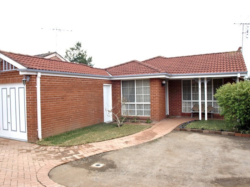 37 Unicombe Cr, Oakhurst NSW 2761