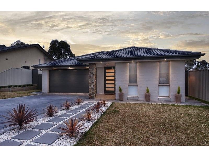 29 Knox St, Glenmore Park NSW 2745