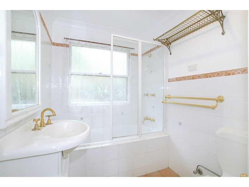 122 Lake Shore Drive, North Avoca NSW 2260