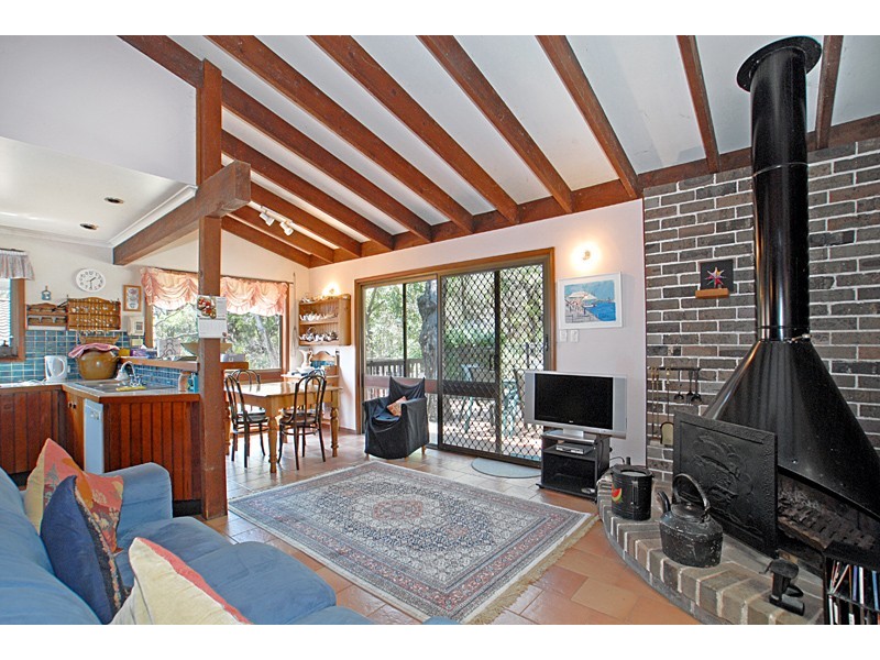 37 Yakaloo Crescent, Forresters Beach NSW 2260