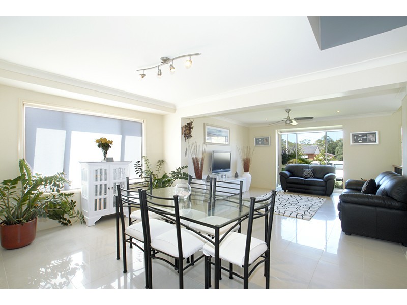 10 Elewa Street, Bateau Bay NSW 2261