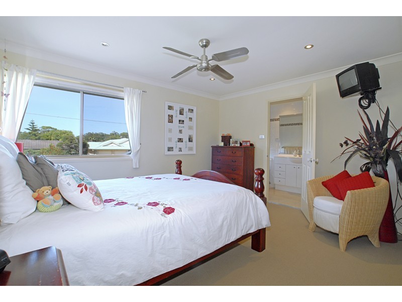 10 Elewa Street, Bateau Bay NSW 2261