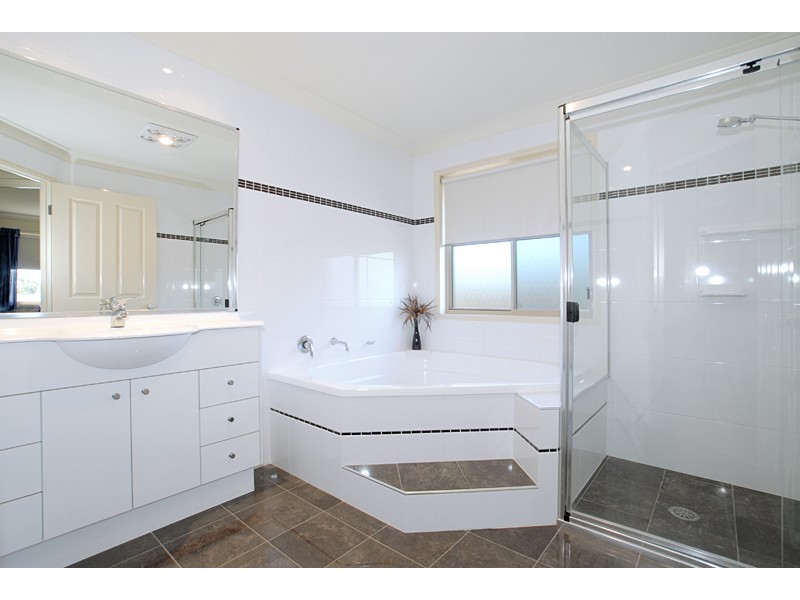 10 Elewa Street, Bateau Bay NSW 2261