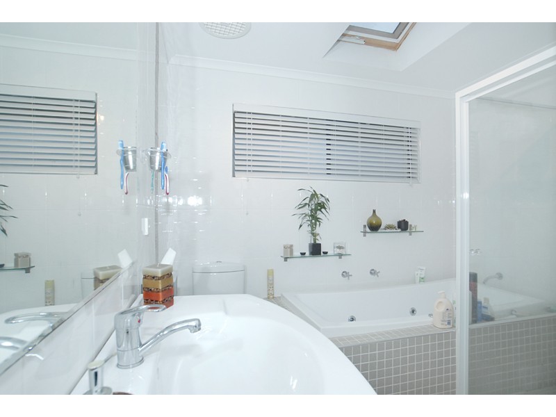 2 Shakespeare Avenue, Bateau Bay NSW 2261